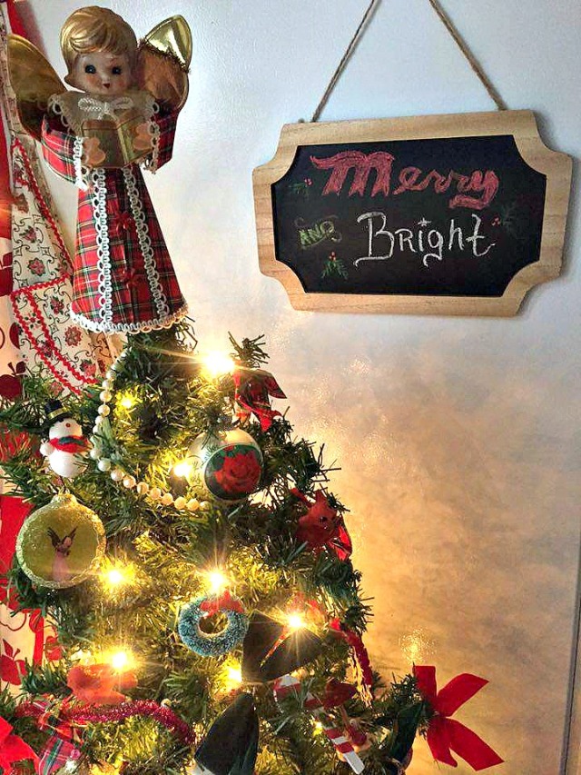 Kitchen Christmas Tree | The Center of Christmas | NewlyWeddedWurl.Wordpress.com